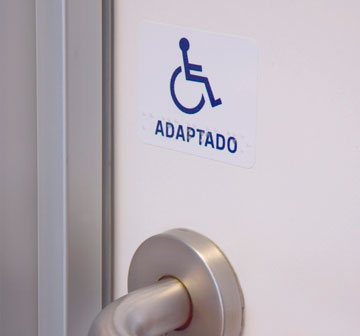  imagen ejemplo etiqueta informativas de accesibilidad para baños